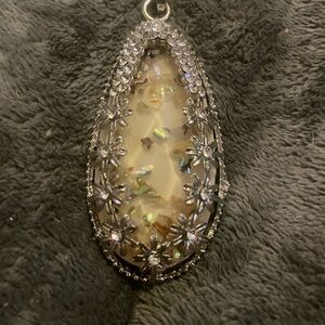 Elegant Cream Teardrop Pendant Necklace with Iridescent Inlay
